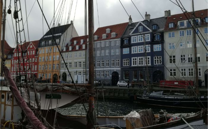 デンマークの首都コペンハーゲンで最も人気の観光地、ニューハウンの家並み。少し薄暗いところが北欧デンマークらしい写真です