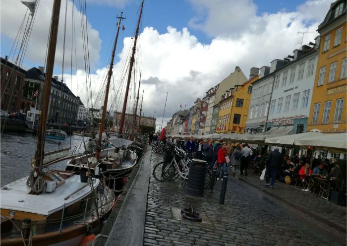 デンマークの首都コペンハーゲンで最も人気のニューハウン。雨上がりのニューハウンの写真
